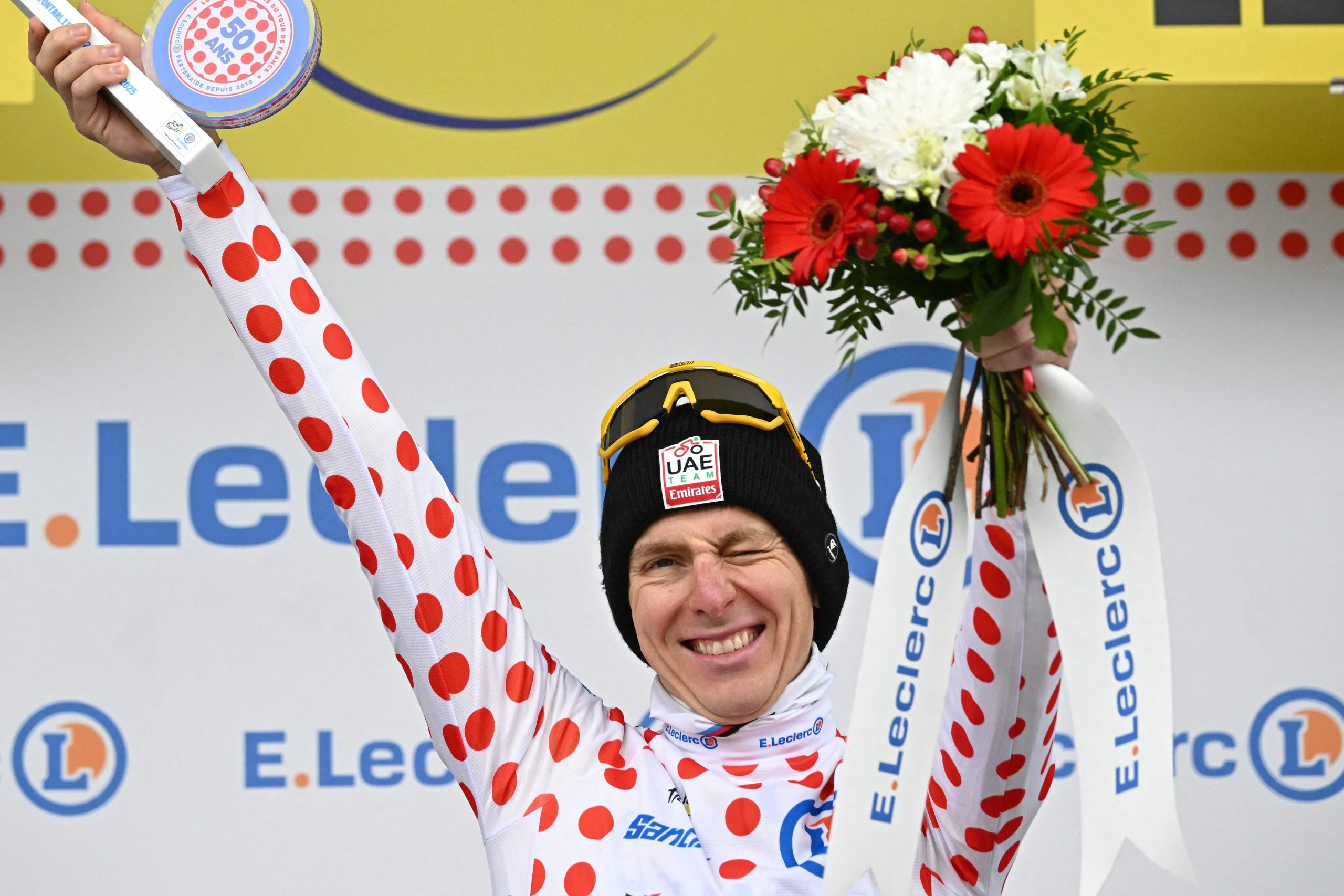 El esloveno Tadej Pogacar celebra en el podio luego de la vigésima etapa del Tour de Francia; llega a París con el maillot amarillo y una ventaja muy amplia