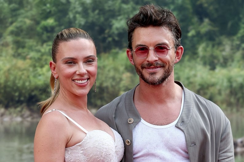 Scarlett Johansson y Jonathan Bailey protagonizan Jurassic World: Renace, pero originalmente Jennifer Lawrence y Glen Powell fueron pensados para los roles principales