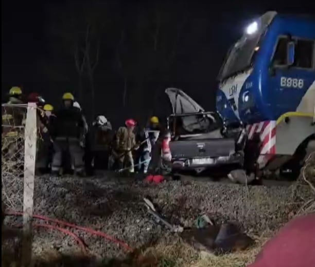 Tragedia en las vías: una camioneta fue embestida por un tren de la línea San Martín en un paso a nivel sin barreras. (Foto: captura de video/gentileza SM Noticias).