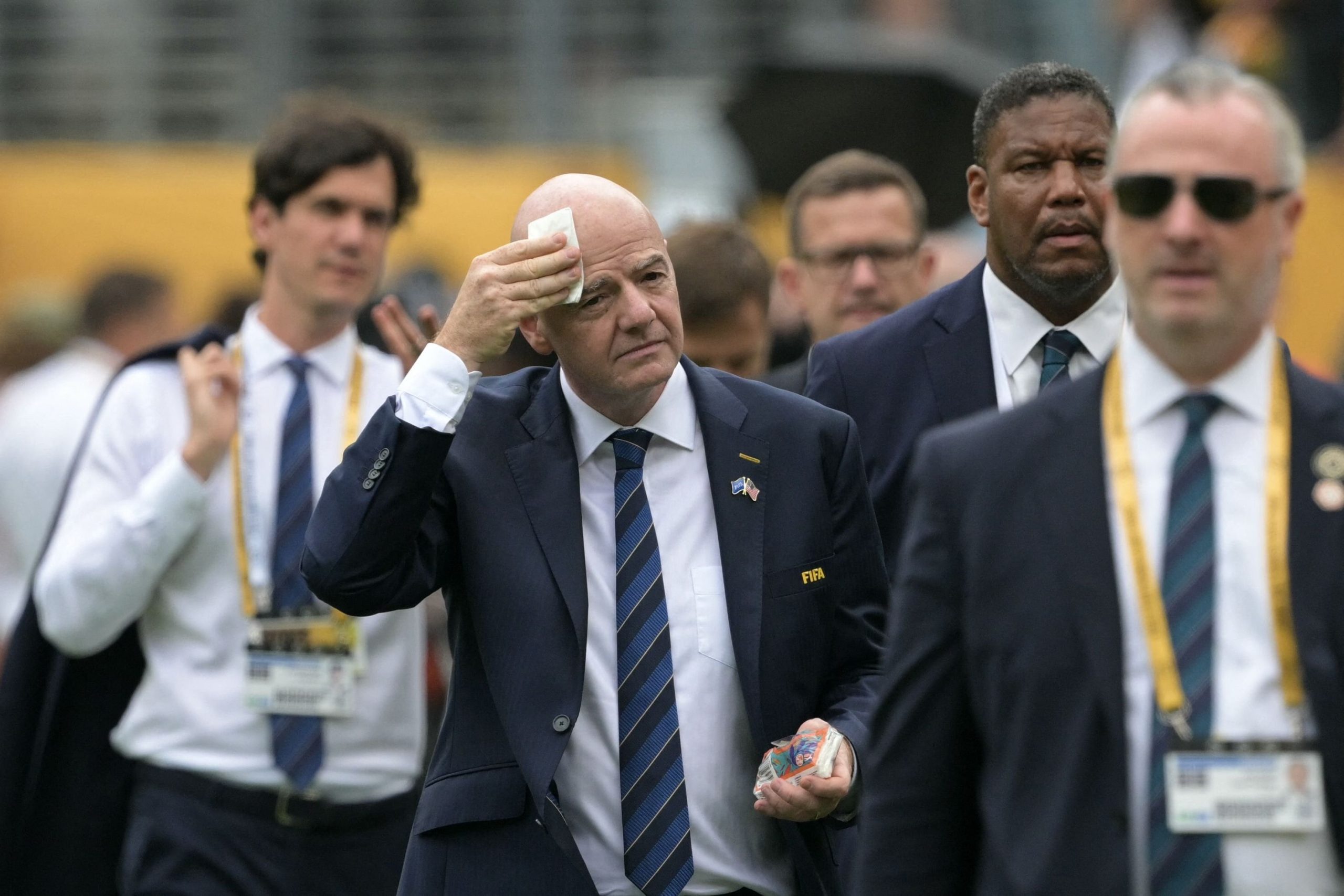En medio del calor, el presidente de la FIFA Gianni Infantino arriba al MetLife Stadium de East Rutherford, en New Jersey