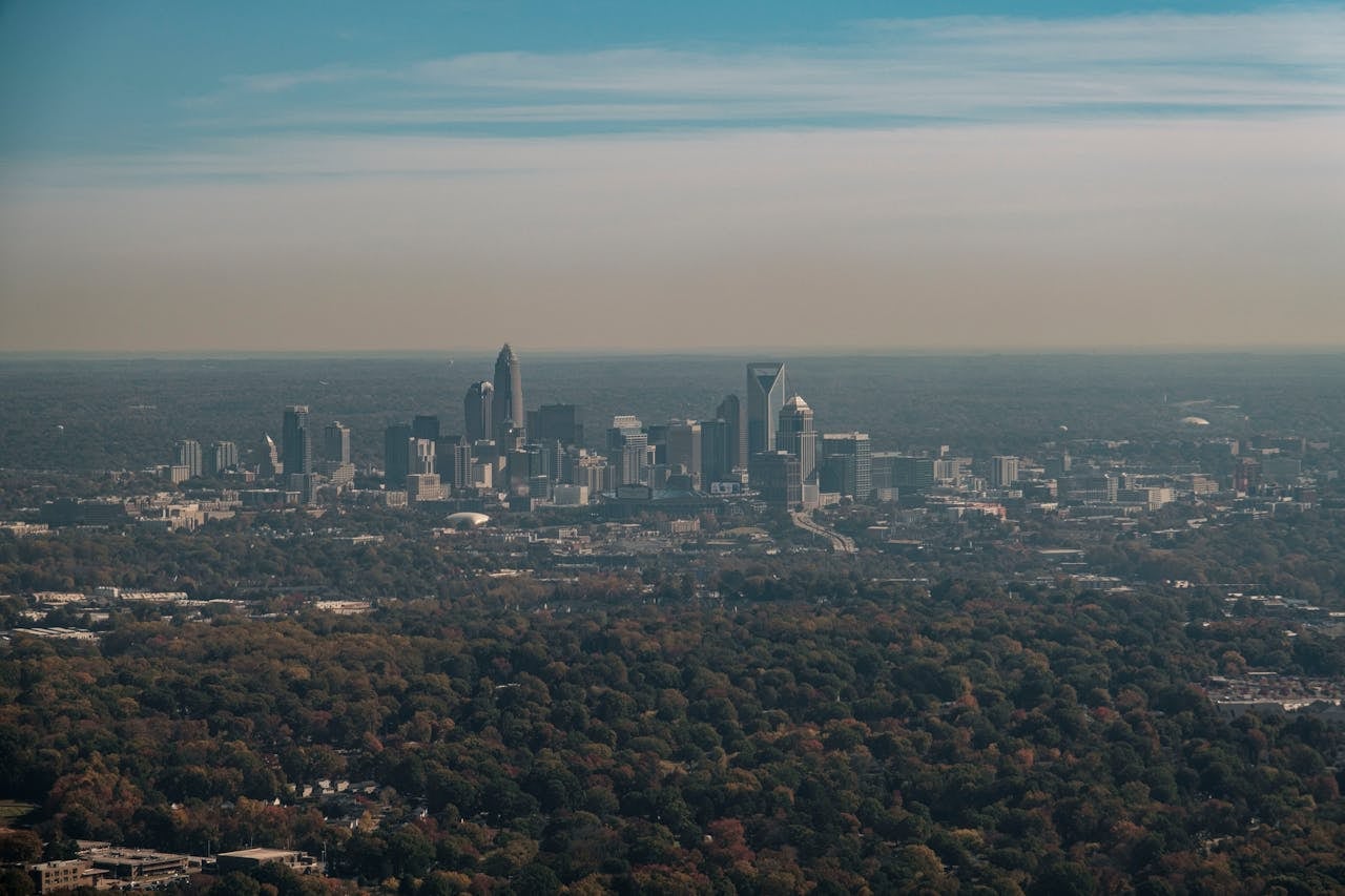 En Carolina del Norte, los habitantes gastan en promedio 57.186 dólares al año para cubrir sus necesidades básicas. Foto: John Hill, Pexels