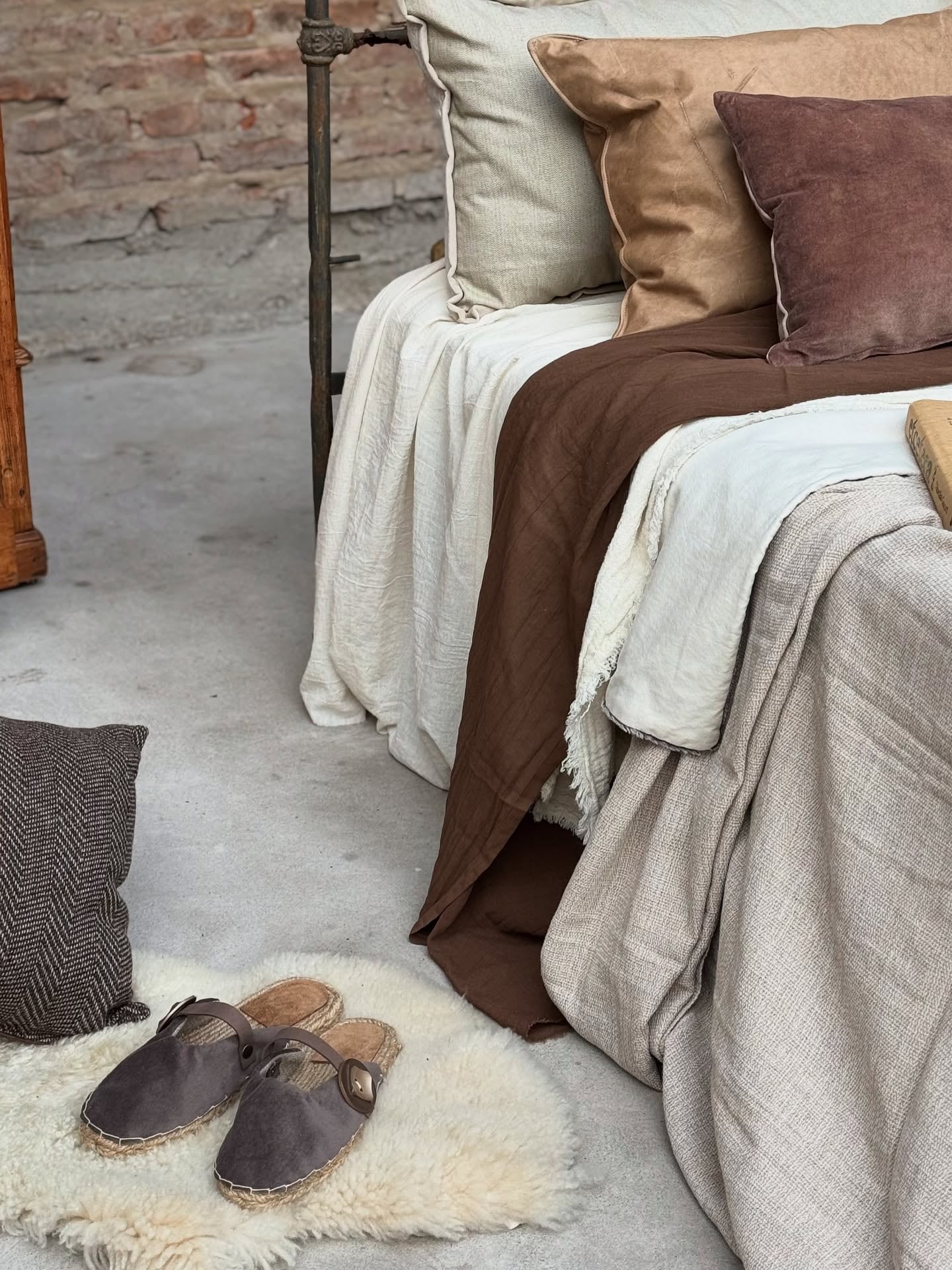 Calzado (@berni.dit) Almohadones de @casa_cestudio en cuero, lino espigado y terciopelo teñido artesanalmente.