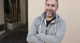 Emiliano Pinsón: su primer libro, el día a día con el tratamiento del Parkinson en España y la contención de sus hijos