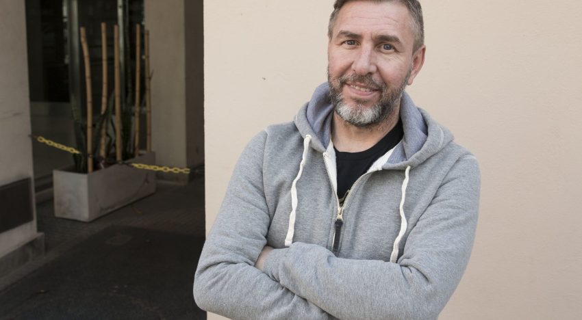 Emiliano Pinsón: su primer libro, el día a día con el tratamiento del Parkinson en España y la contención de sus hijos
