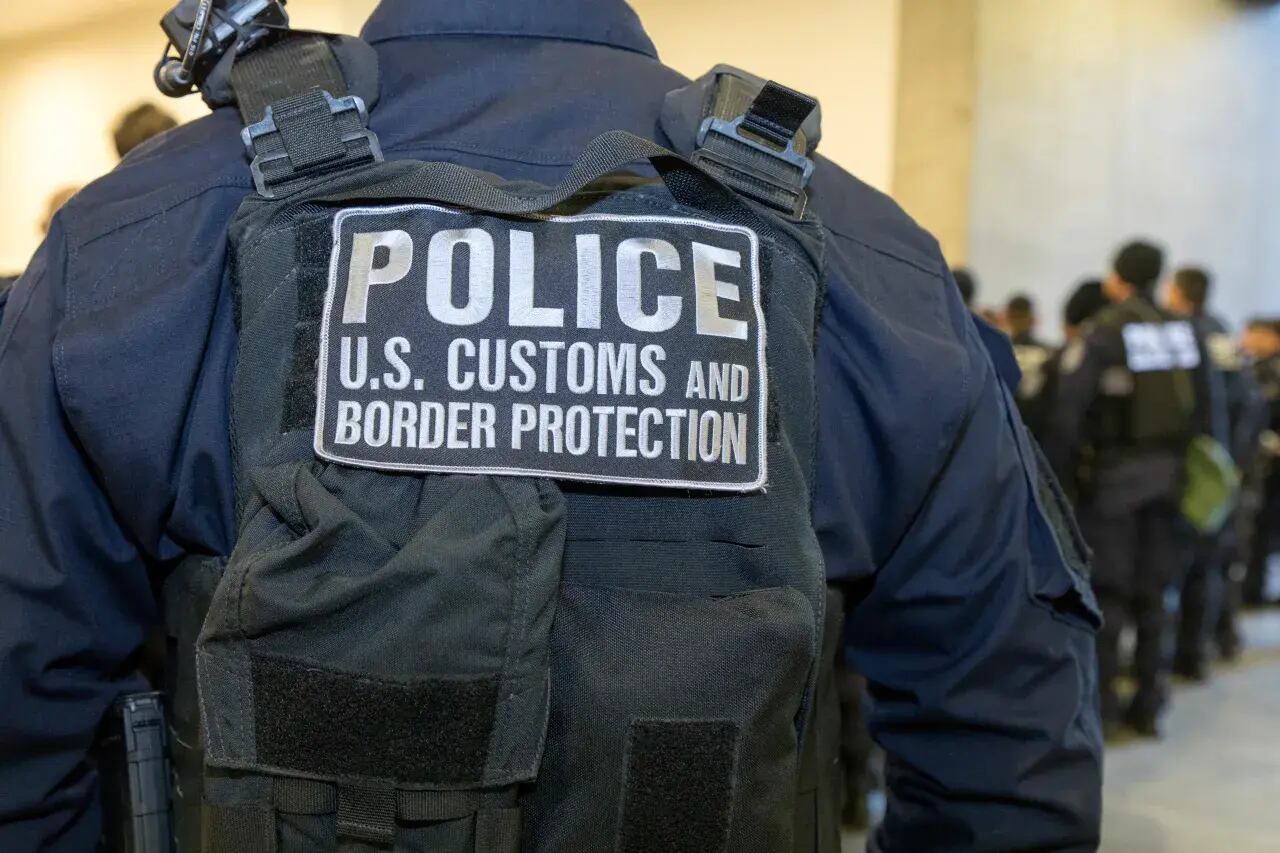 Los agentes federales realizan inspecciones en los puntos fronterizos