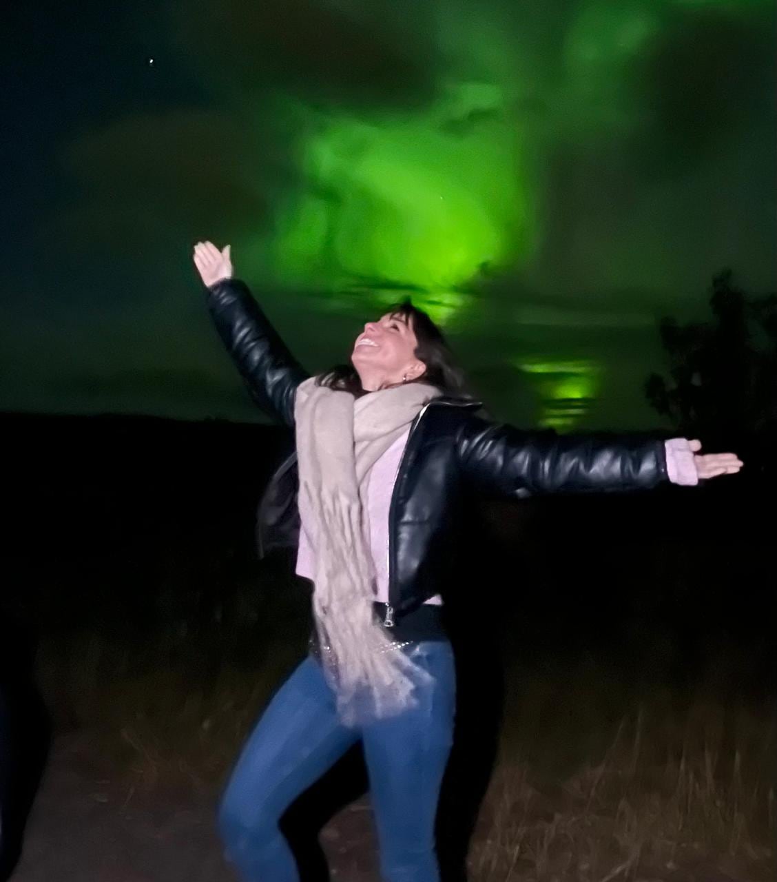 Carla disfrutando de las auroras boreales en Islandia.