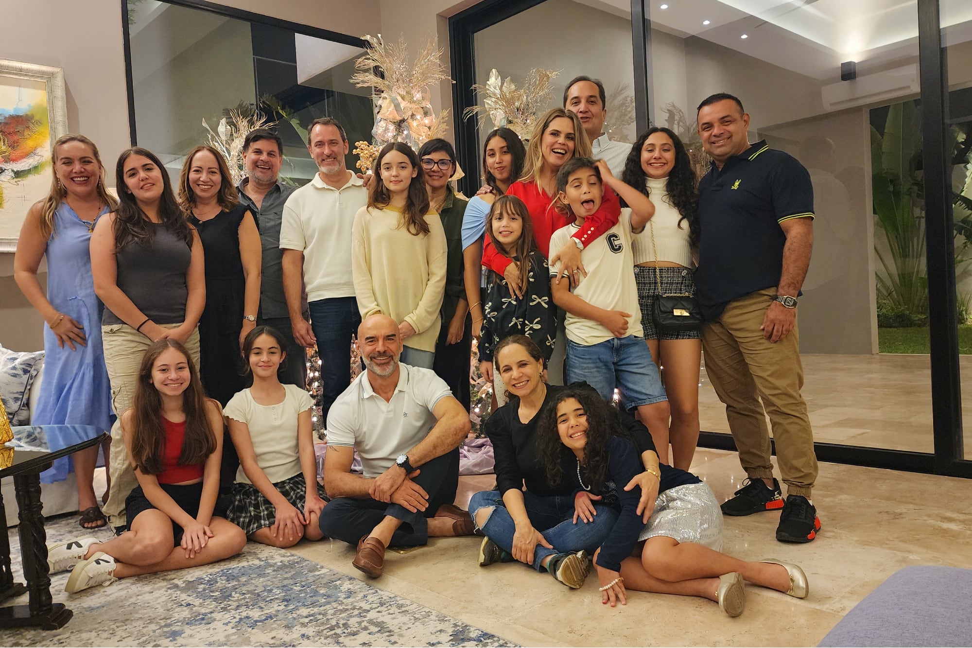 Con su familia y amigos.