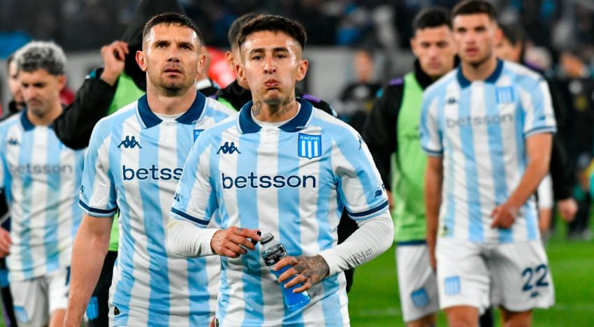 “¡Largá la pelota!“: la fuerte pelea de dos jugadores de Racing durante el partido con Estudiantes