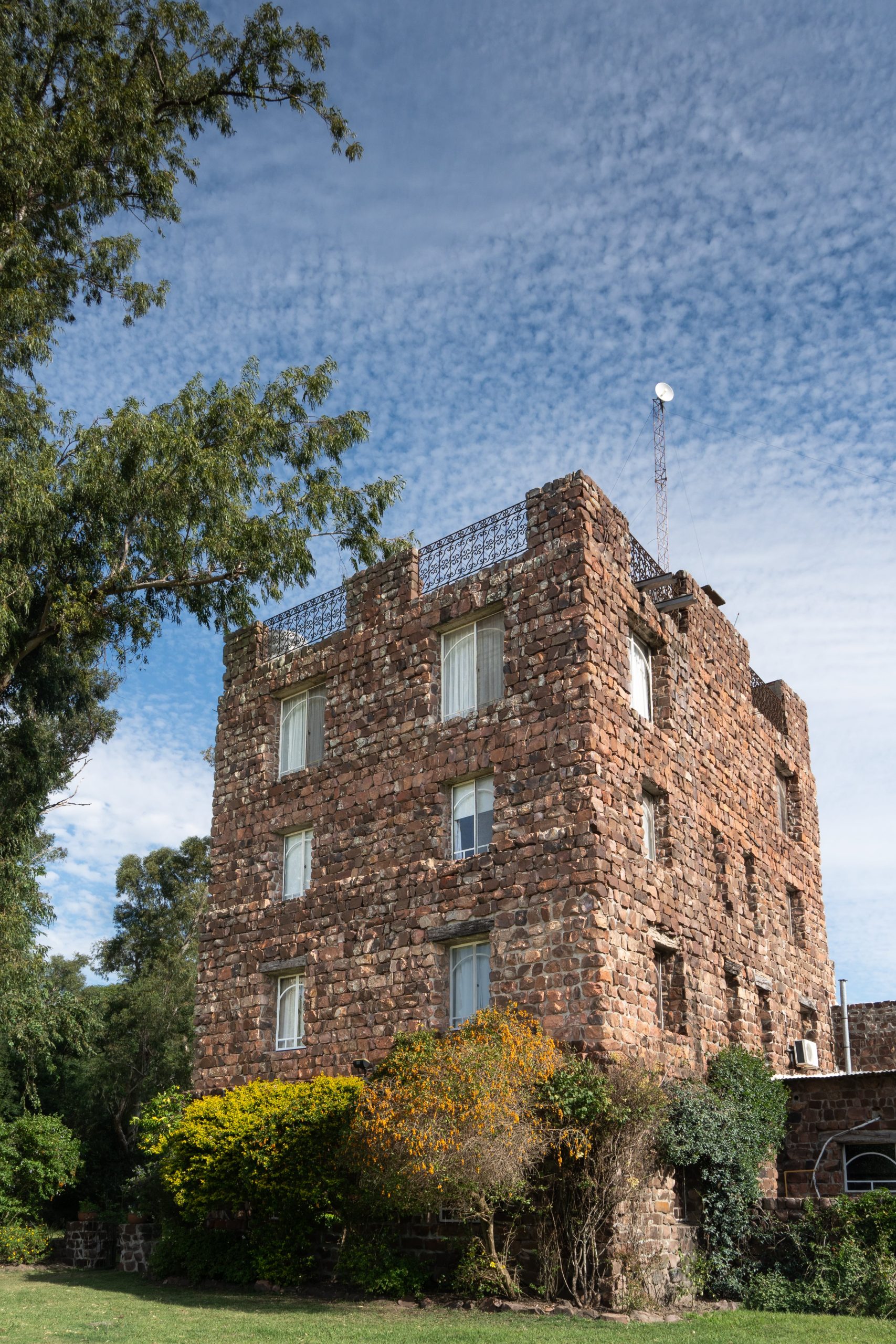 La torre principal de este hotel en medio del campo en Mercedes, Corrientes.