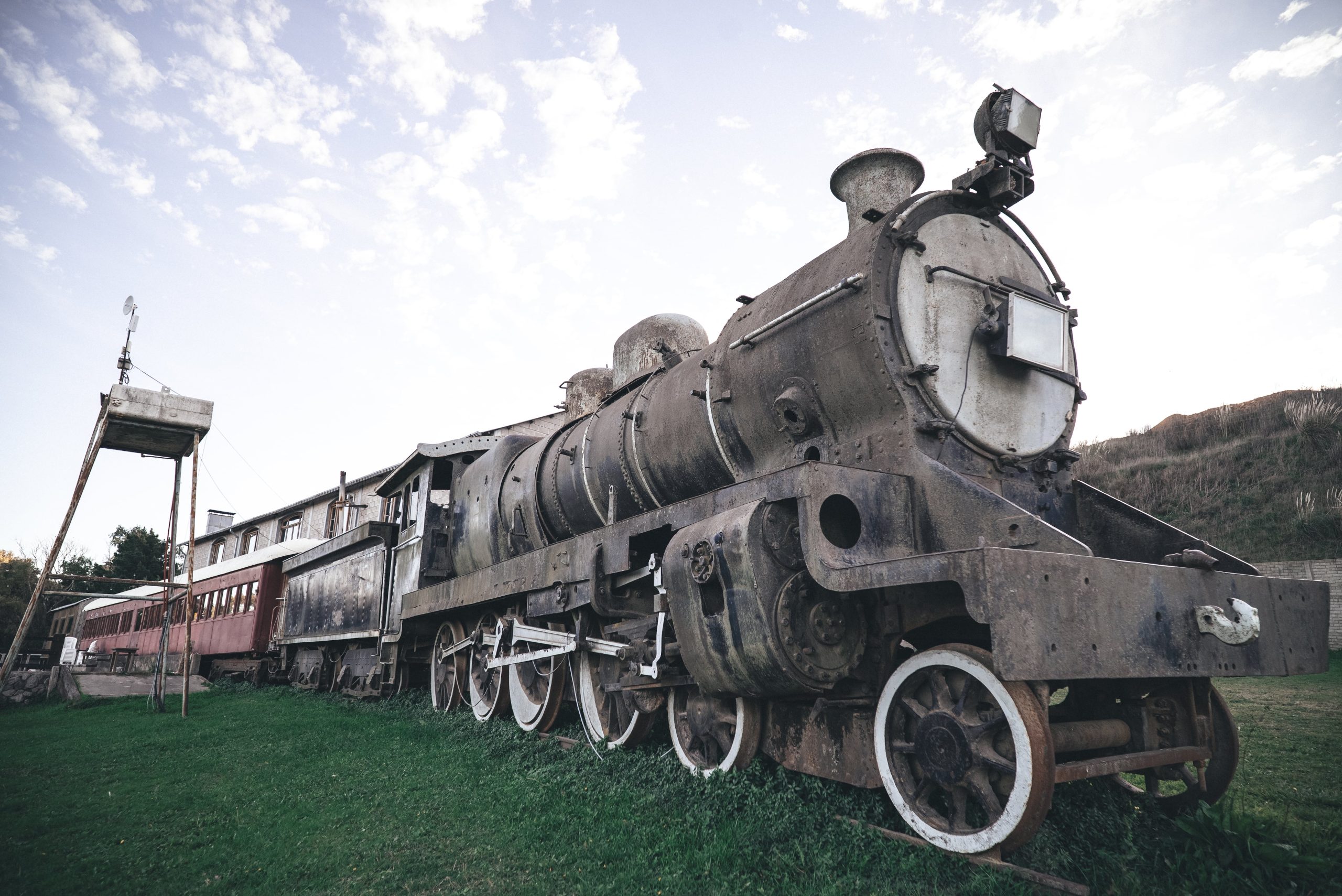 Se trata de una de las últimas locomotoras inglesas en pie en la provincia de Buenos Aires.