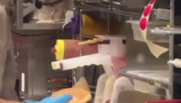 Video: un empleado de un local de comidas rápidas fue grabado cuando escupía en una hamburguesa