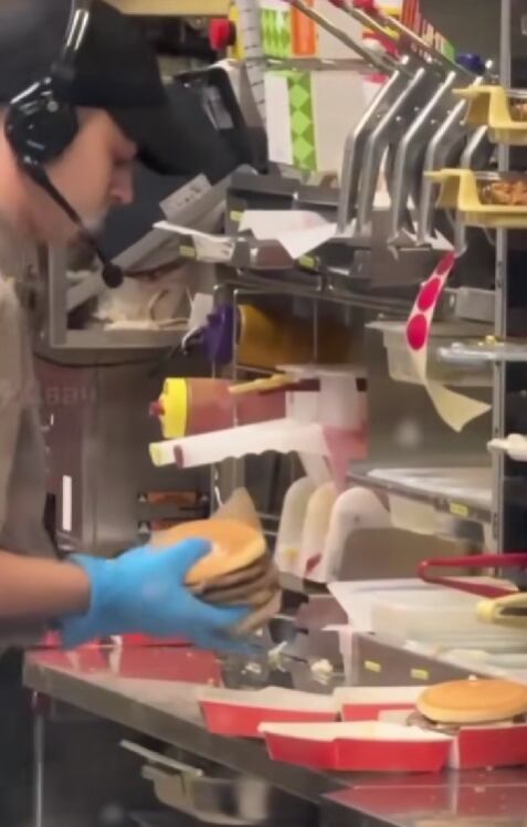 El empleado fue captado mientras escupía la comida. (Foto: Gentileza The Sun)
