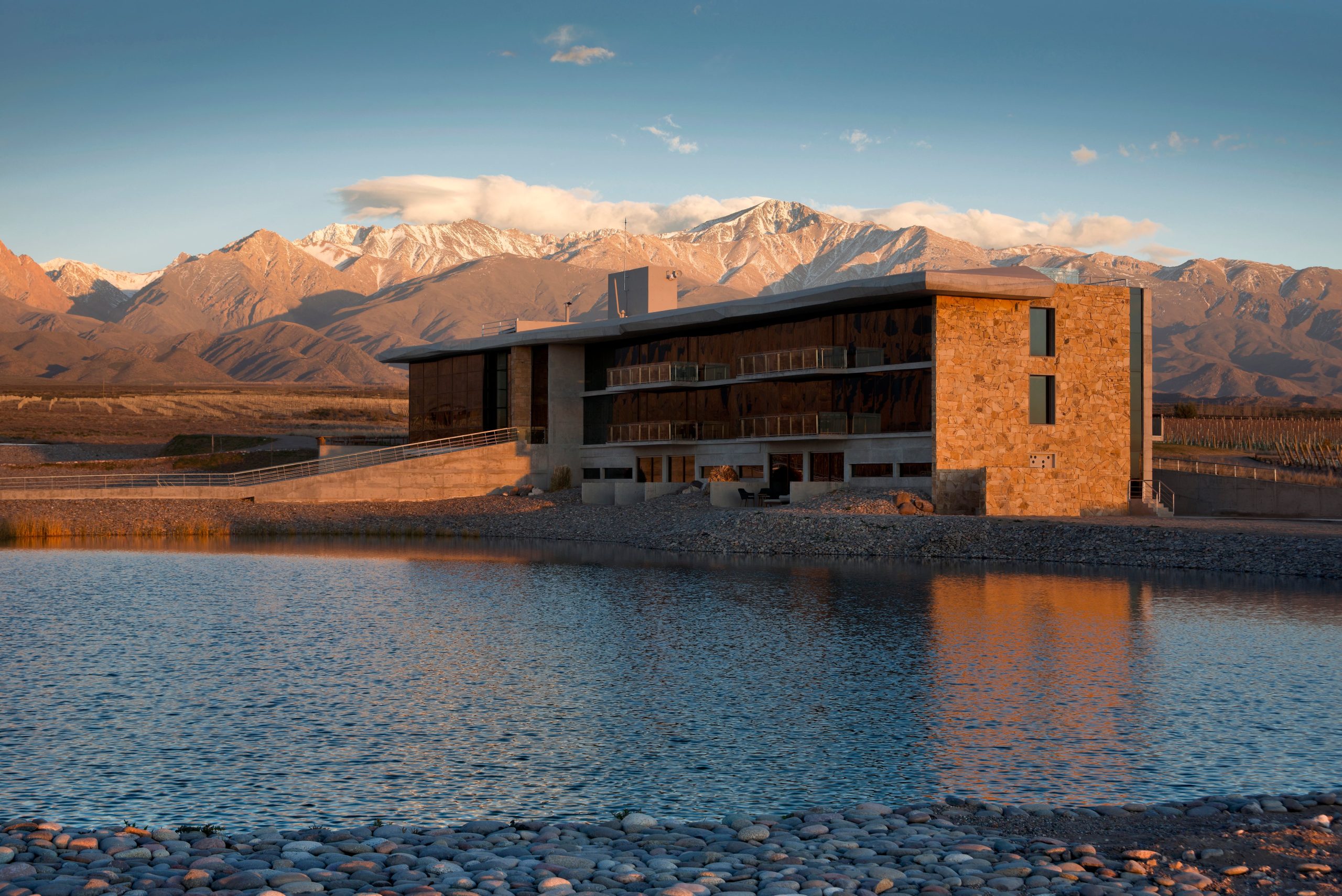 La arquitectura se fusiona con el paisaje semidesértico.