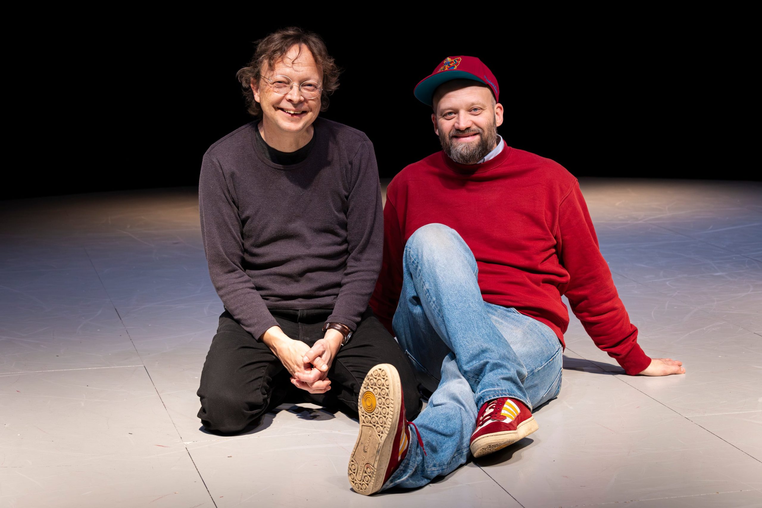 Erik Uddenberg (izq.), el dramaturgo de Guardianes de los dioses