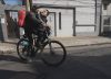 “La fuerza de papá”: vende prepizzas en bicicleta junto a su hijo con autismo para poder cuidarlo cada día