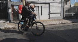 “La fuerza de papá”: vende prepizzas en bicicleta junto a su hijo con autismo para poder cuidarlo cada día