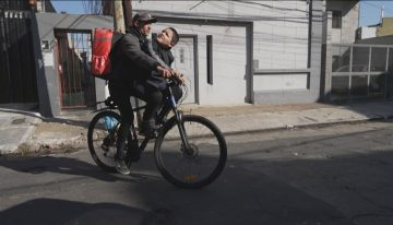 “La fuerza de papá”: vende prepizzas en bicicleta junto a su hijo con autismo para poder cuidarlo cada día