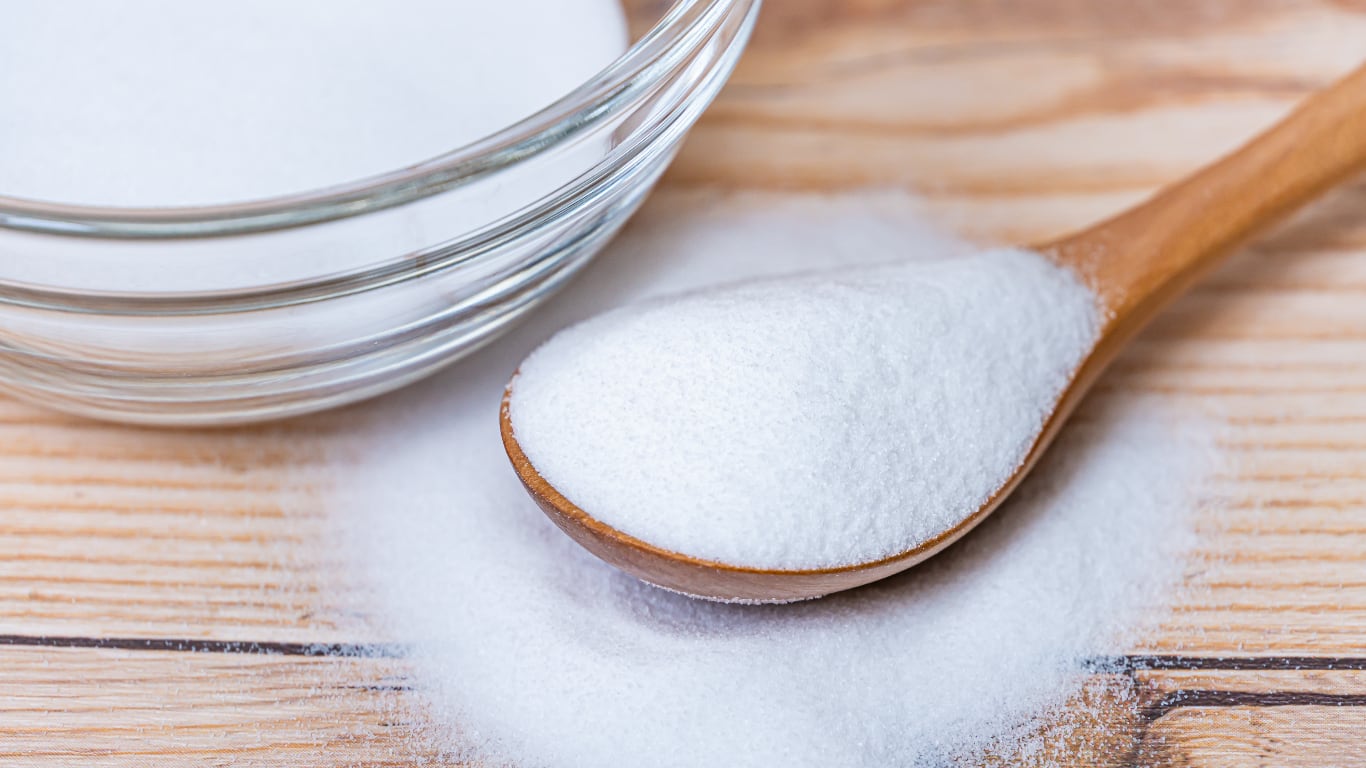 El bicarbonato de sodio junto a la sal sirven para una limpieza profunda de pies. (Foto: Adobe Stock)
