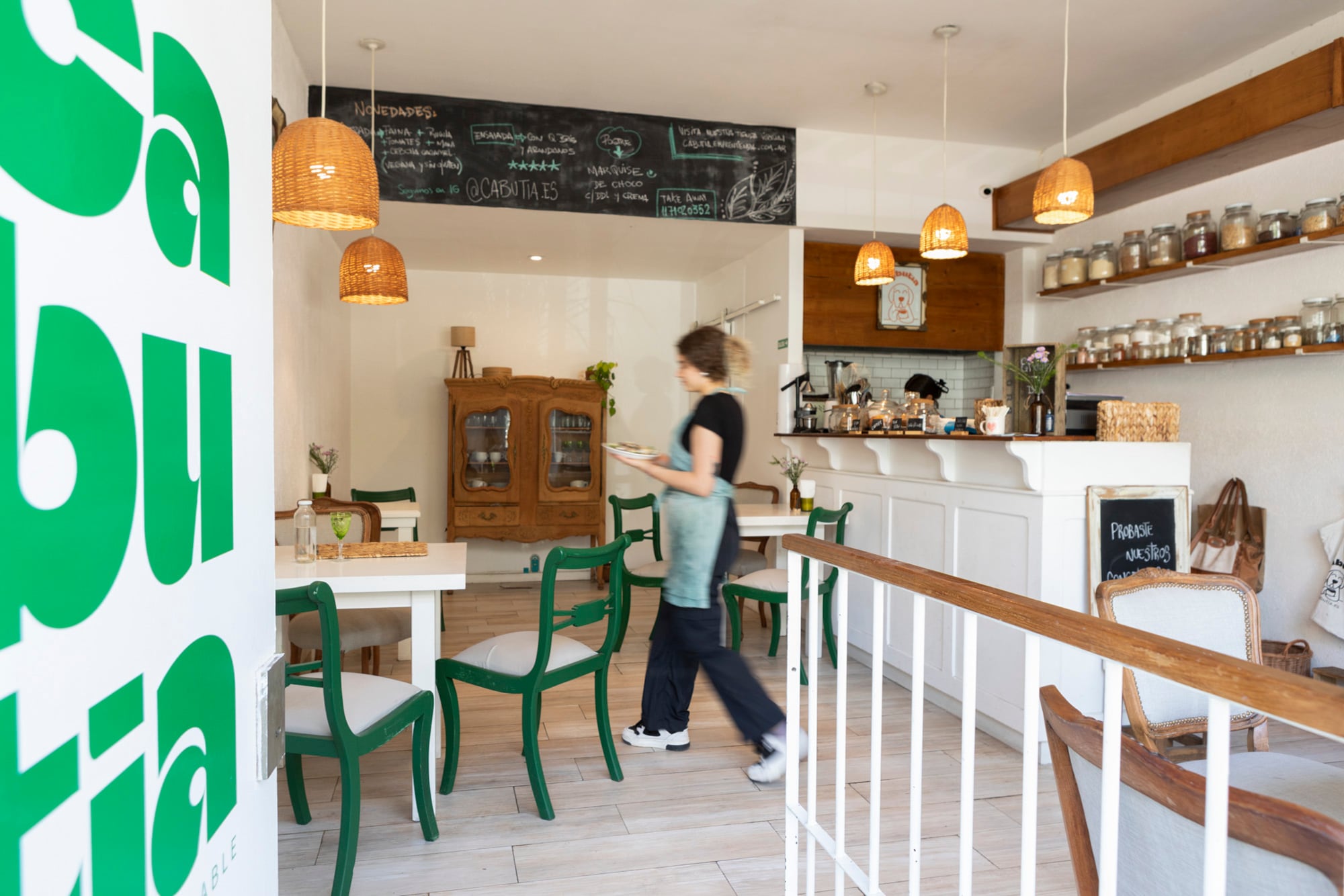 Sillas en verde y muebles de época son parte de la estética fresca y personal.