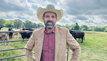 La historia del granjero de Texas que busca destronar a Greg Abbott como gobernador: “Esto tiene que parar”