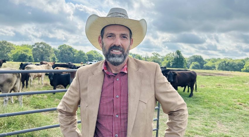 La historia del granjero de Texas que busca destronar a Greg Abbott como gobernador: “Esto tiene que parar”