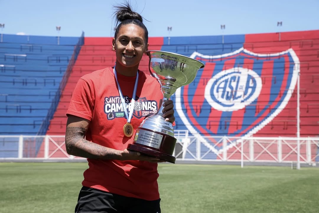 Con el trofeo de campeonas de la liga argentina, que consiguió en el arco de San Lorenzo