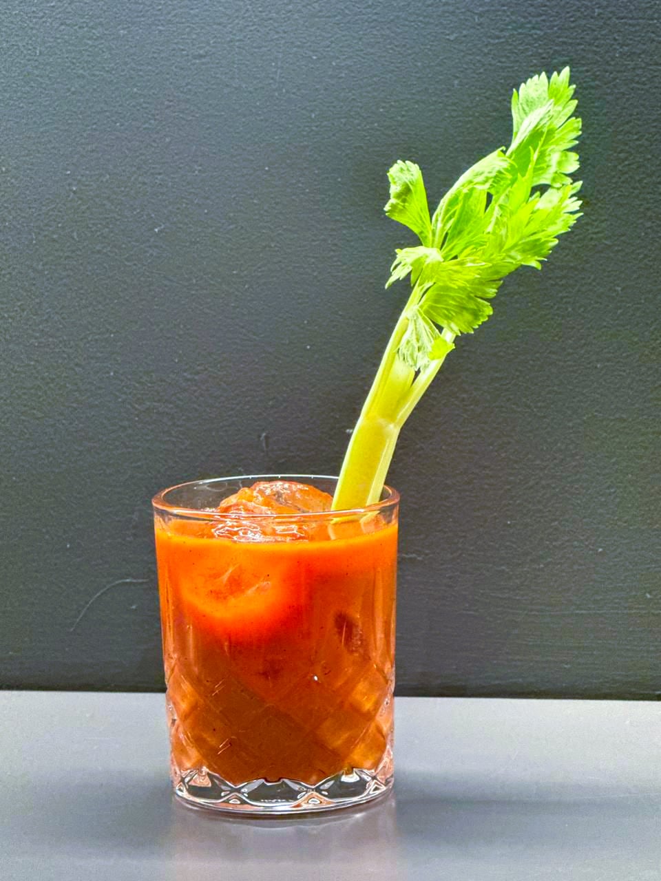 Bloody Mary Atlántico, elaborado con ingredientes que remiten al mar argentino y la frescura de los paisajes del norte