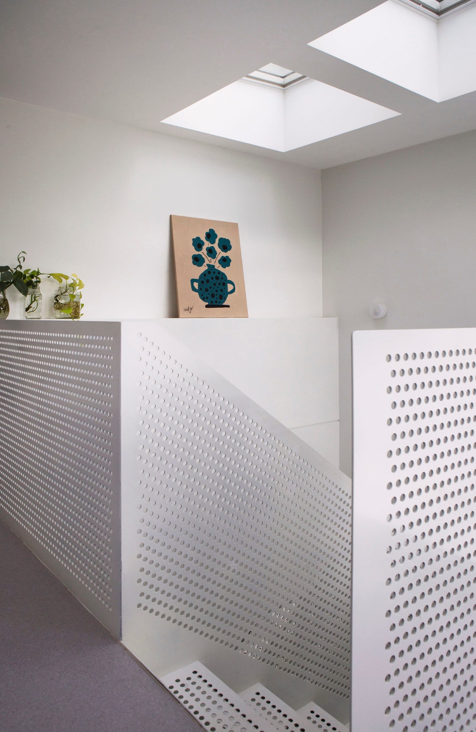 Arriba del hueco de la escalera, dos ventanas de techo Velux con panel solar se abren y cierran solas según el clima.