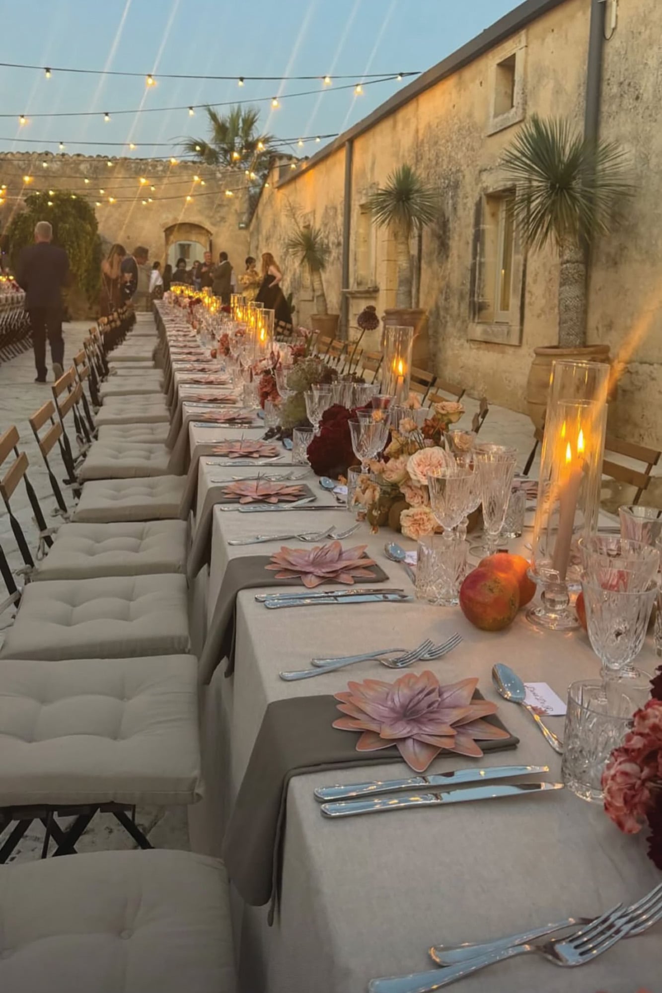 La comida, iluminada con guirnaldas de luces, se hizo al aire libre en un patio entre los muros de piedra de una masseria (finca típicamente fortificada) restaurada del siglo XIX. 