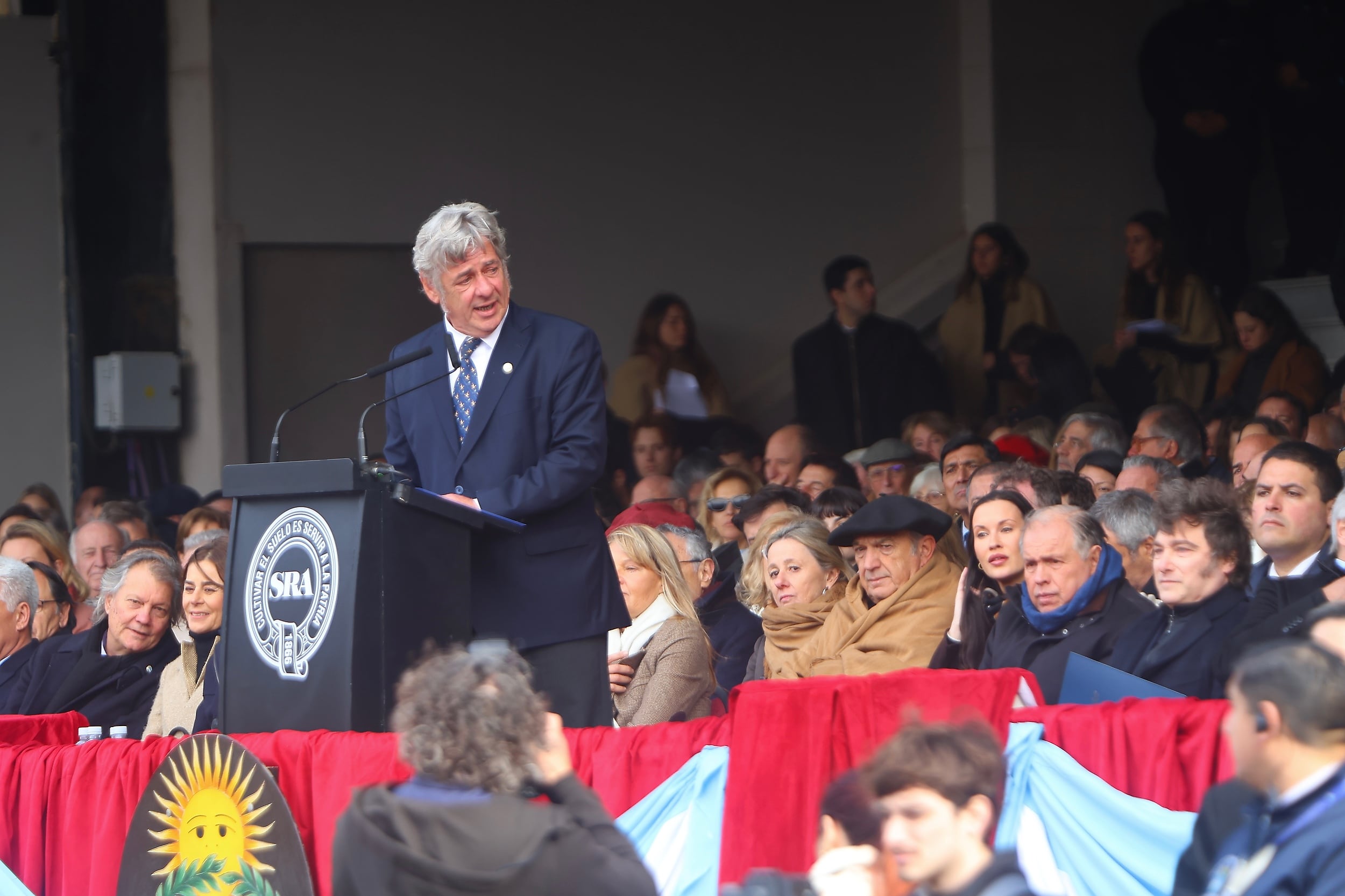 El discurso del presidente de la Sociedad Rural Argentina; en primera fila, el vicepresidente de la SRA, Marcos Pereda, su esposa Azul García Uriburu; también, el canciller Gerardo Werthein, justo al lado del presidente de la Nación 