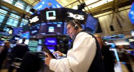 El dólar oficial vuelve a subir y se vende a $1300, mientras las acciones argentinas en Wall Street bajan 1,4%