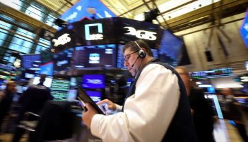 El dólar oficial vuelve a subir y se vende a $1300, mientras las acciones argentinas en Wall Street bajan 1,4%