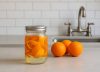 Por qué mezclar cáscaras de naranja con vinagre puede mejorar la limpieza de tu hogar