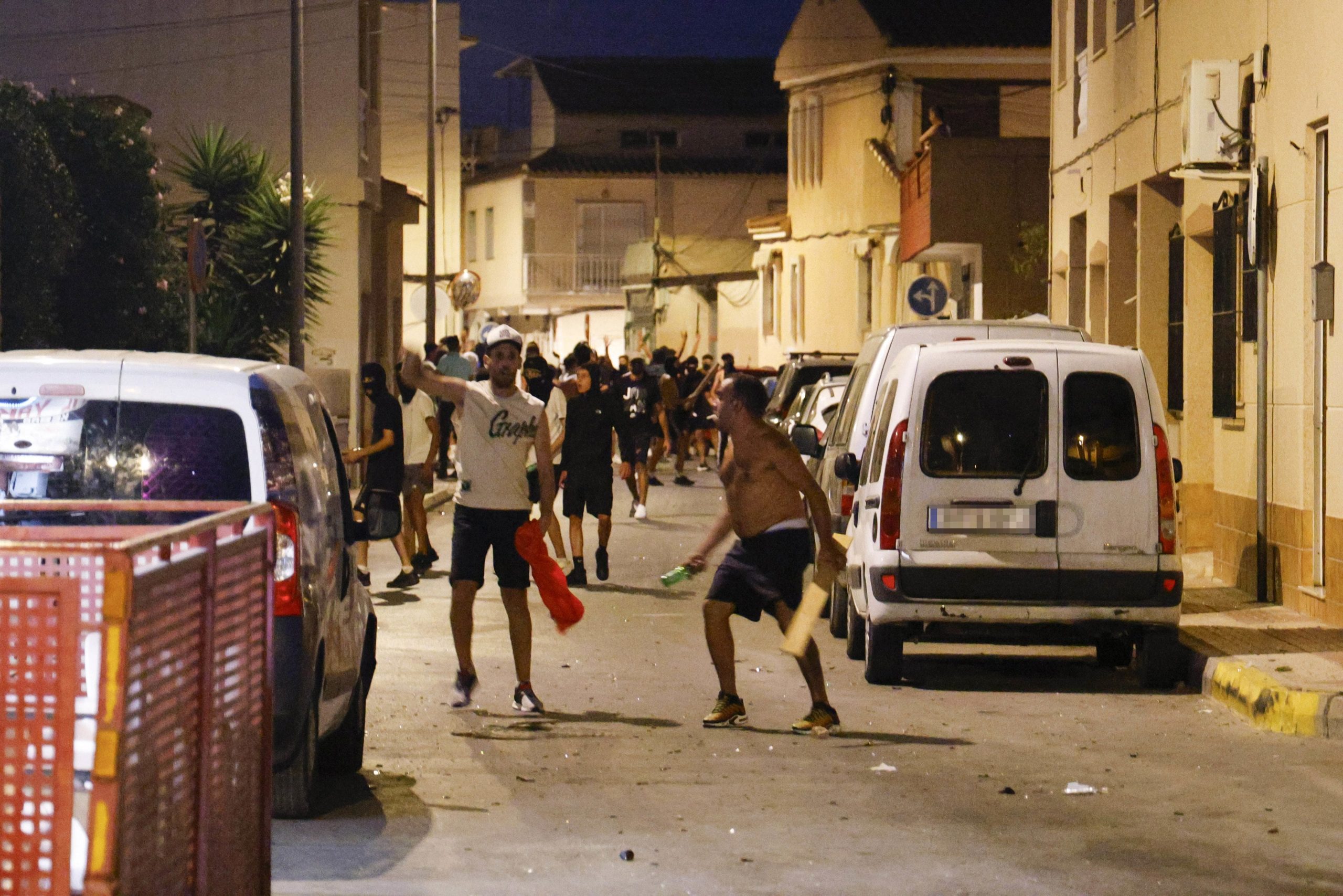  Varias personas durante los altercados en Torre Pacheco, a 12 de julio de 2025, en Torre Pacheco, Murcia (España)