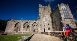 La antigua ciudad europea de las playas más anchas, entre castillos, pubs y murallas medievales