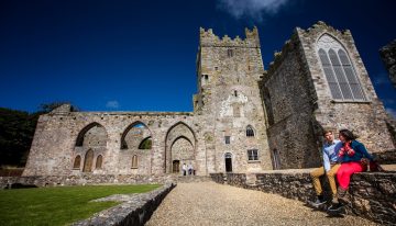 La antigua ciudad europea de las playas más anchas, entre castillos, pubs y murallas medievales