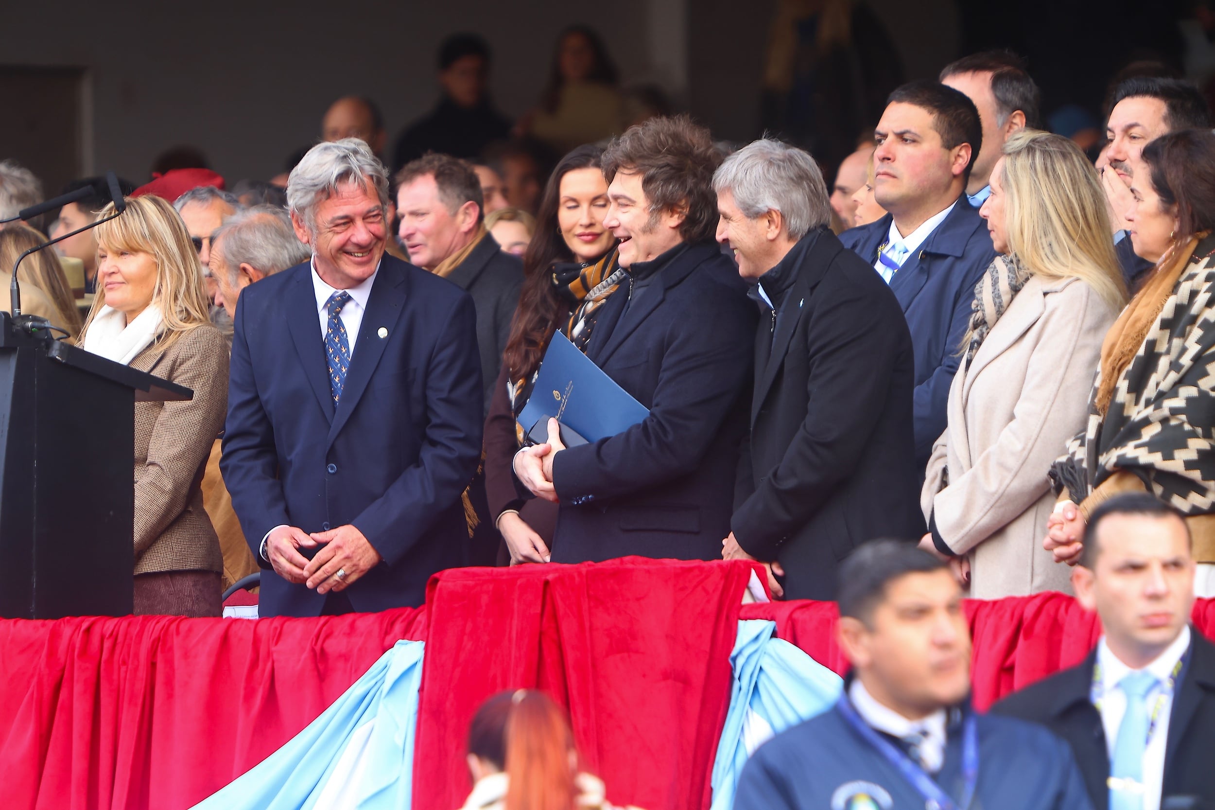 El presidente de la SRA, Nicolás Pino, junto al presidente Milei, el ministro de Economía, Luis Caputo, la secretaria general de Presidencia, Karina Milei, y la vicepresidente segundo de la Sociedad Rural Argentina, Eloísa Frederking