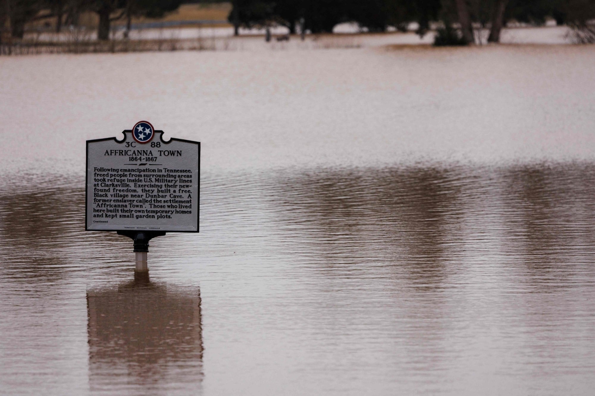 Jacksonville, Tampa y Sarasota enfrentan amenaza doble: espectáculos pirotécnicos en riesgo por tormentas eléctricas frecuentes y erosión costera por oleaje peligroso que ya generó alertas oficiales