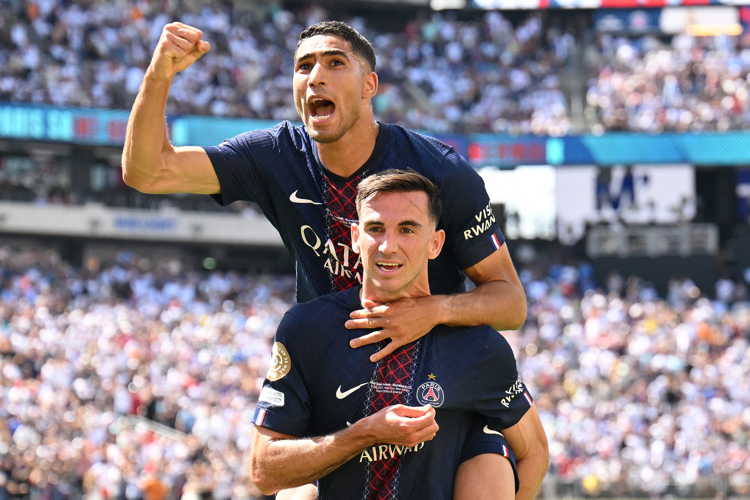 El festejo de Fabian Ruiz con Achraf Hakimi durante la semifinal entre Paris Saint-Germain y Real Madrid