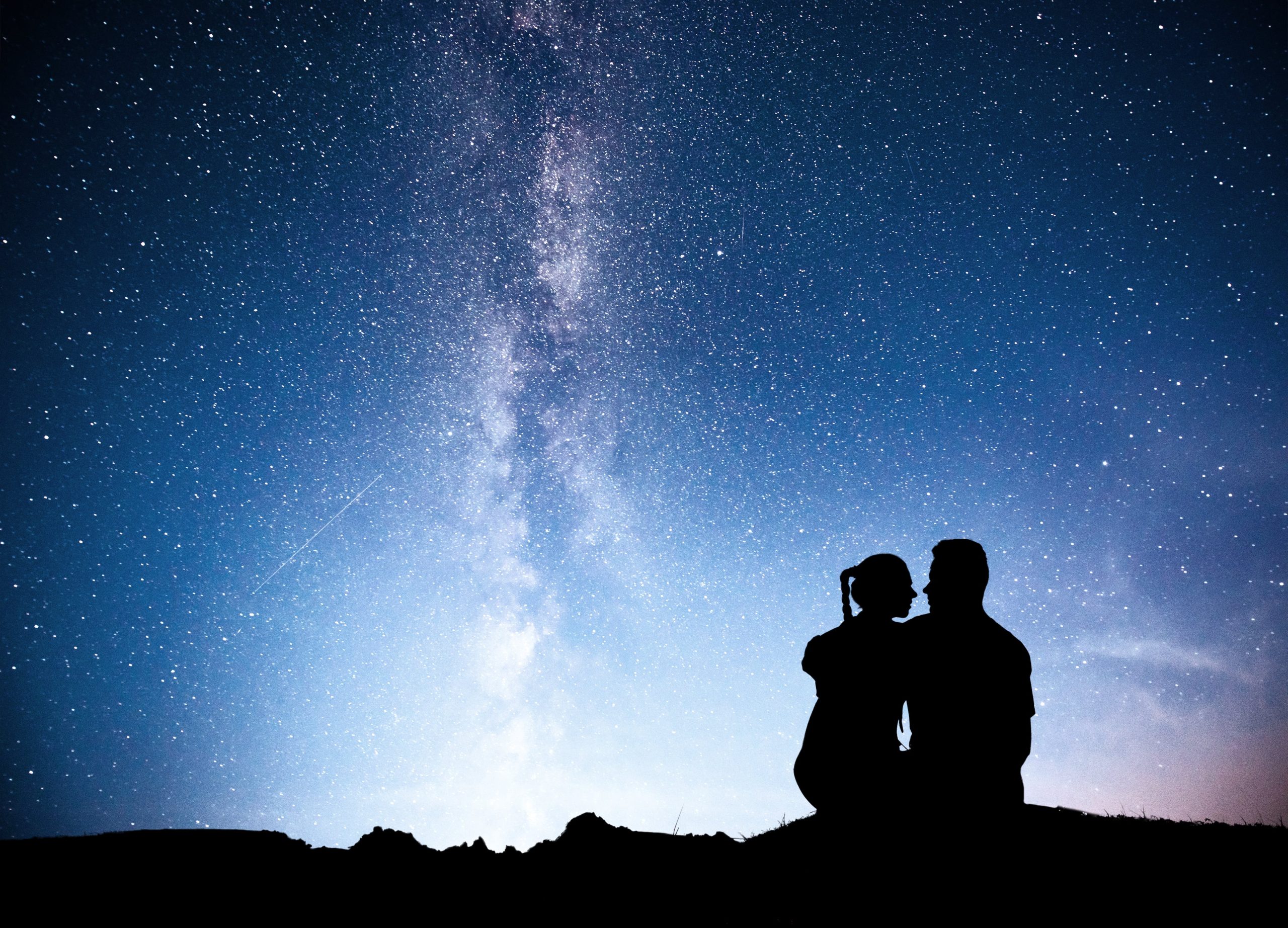 Caminata bajo la noche estrellada