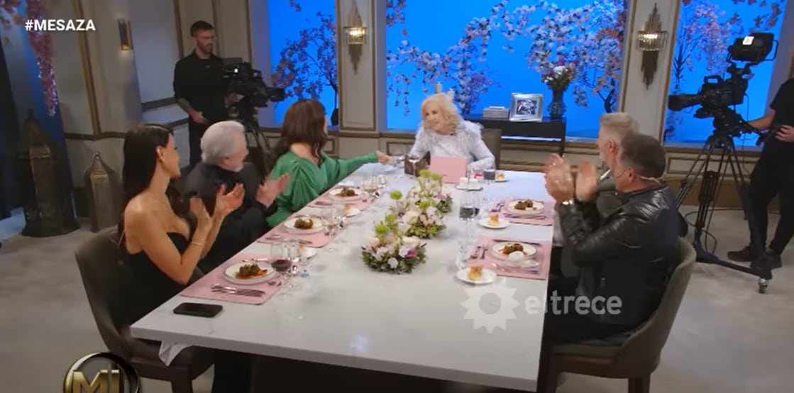 Las divas se saludaron afectuosamente en el inicio del programa