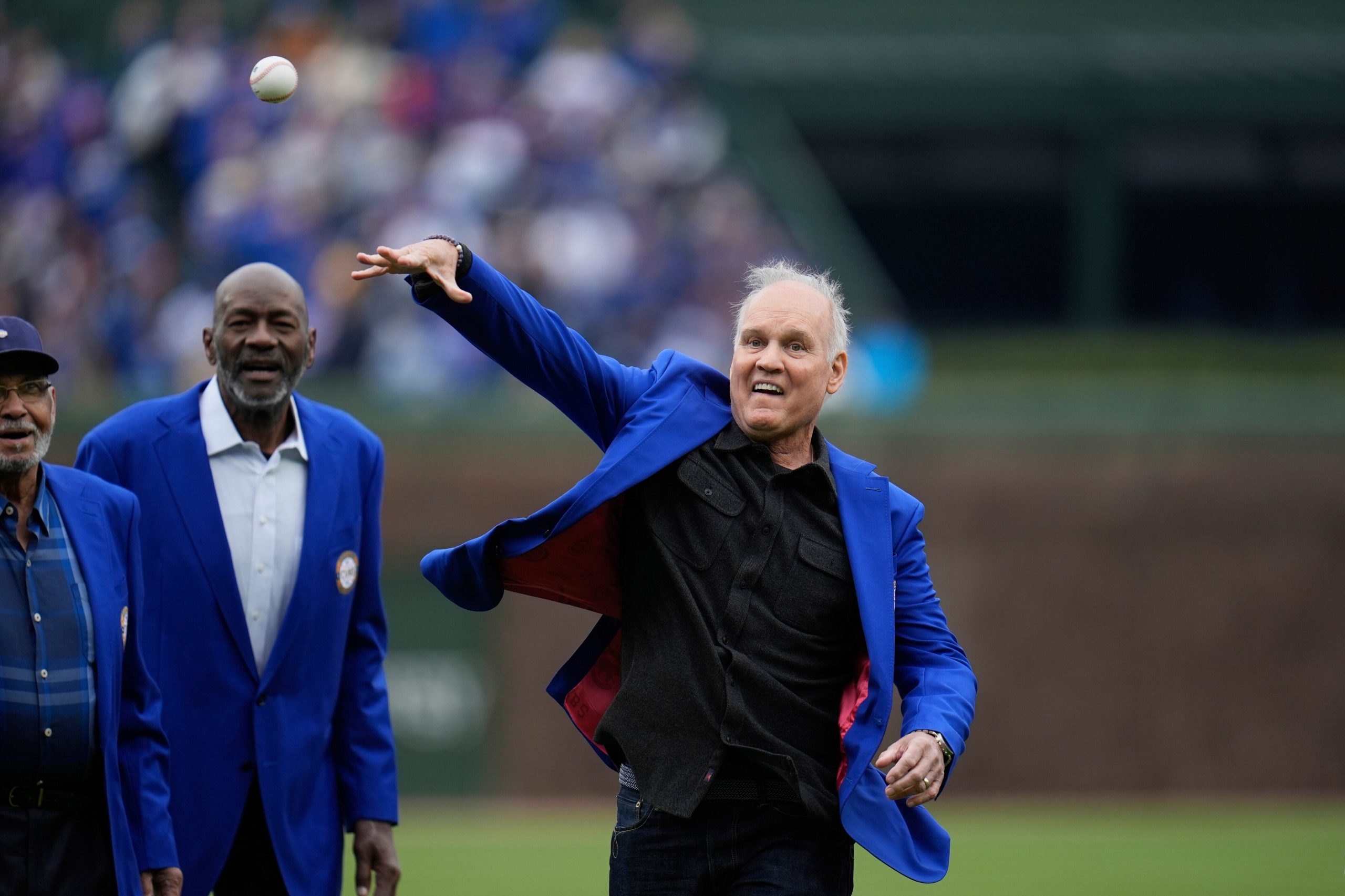 Ryne Sandberg, ex jugador de los Cachorros de Chicago, hace el primer lanzamiento ceremonial previo al juego entre los Padres de San Diego y los Cachorros, el 4 de abril de 2025, en Chicago. (AP Foto/Erin Hooley)