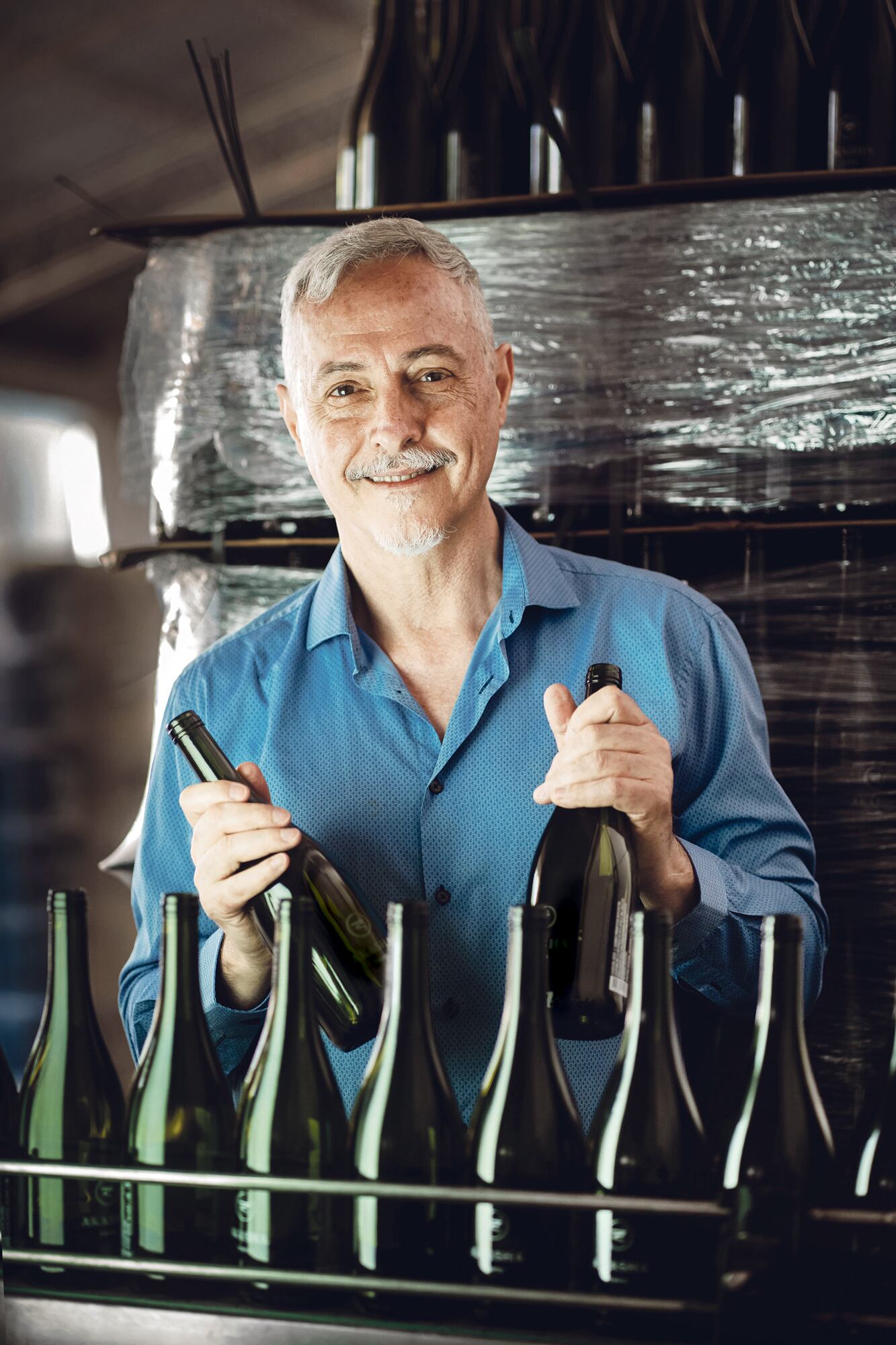 Dentro de la bodega, en la línea de embotellado
