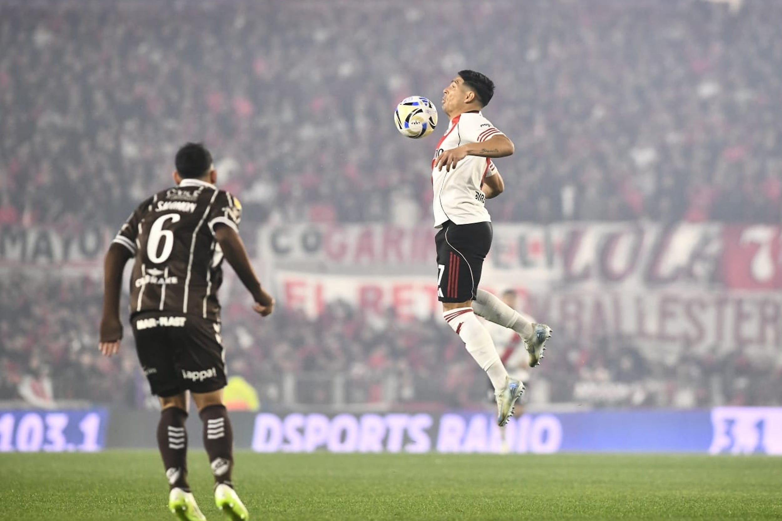 Salas en acción, controlando la pelota ante la mirada de Salomón