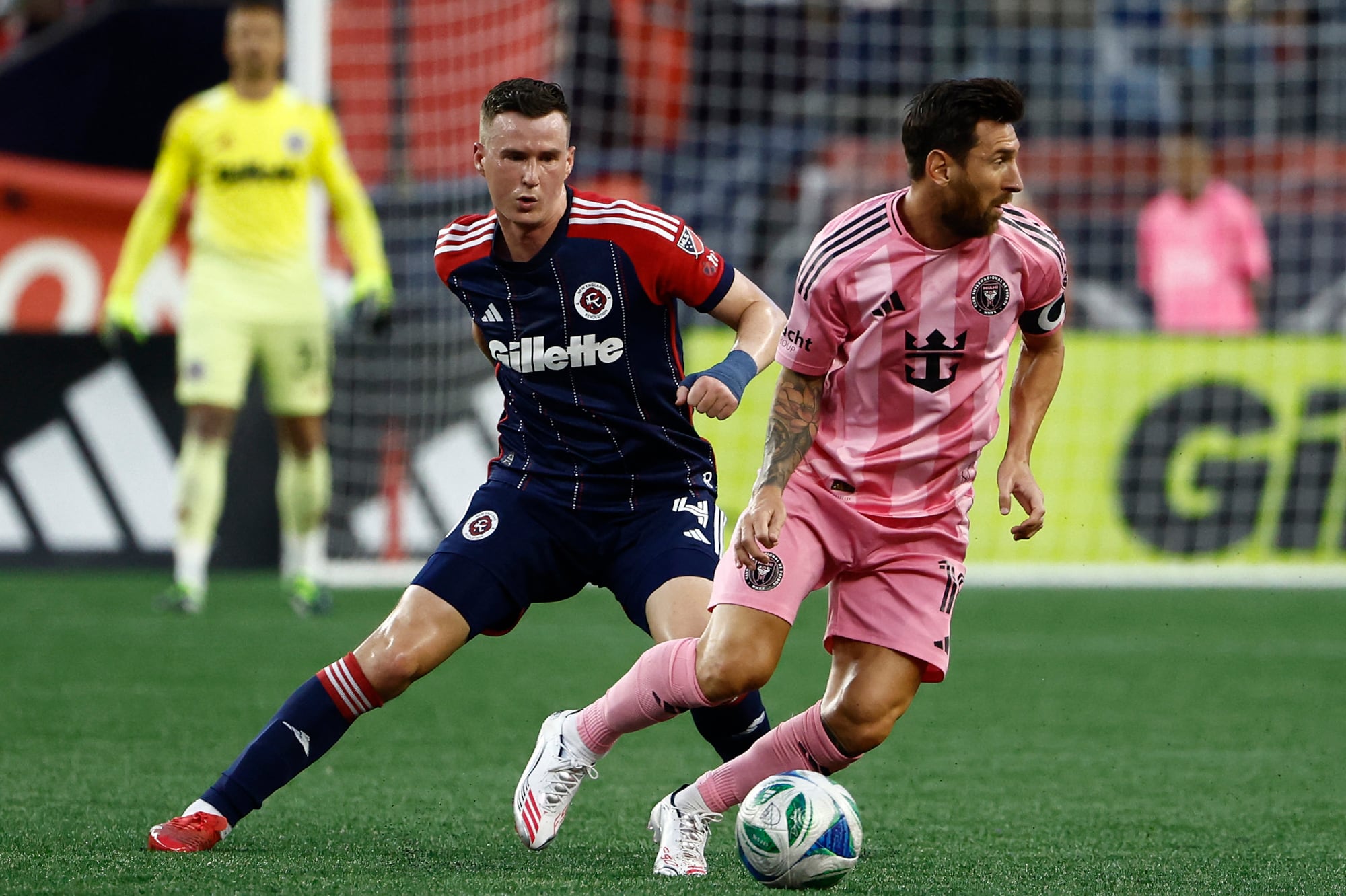 Lionel Messi busca escapar de la marca de Tanner Beason durante el partido entre Inter Miami y New England en Boston, por la MLS
