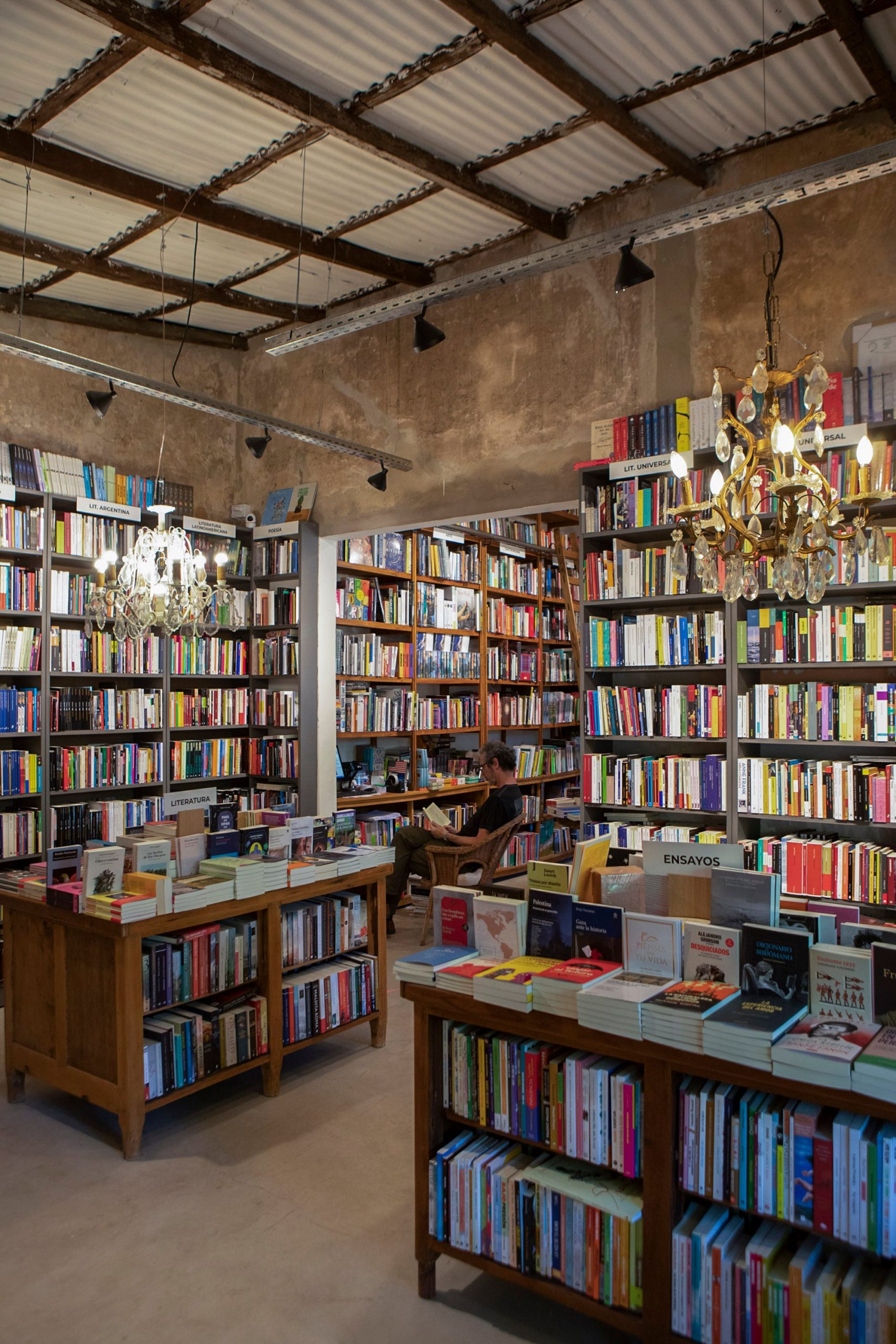 Arañas y bibliotecas antiguas respetan al máximo el lenguaje que propone la construcción. 