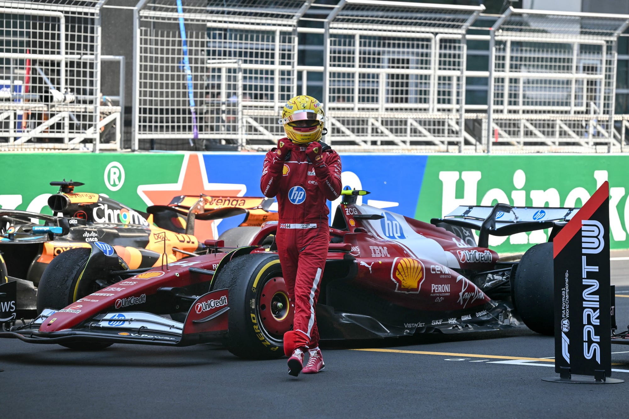 Festeja Lewis Hamilton tras ganar la carrera sprint del Gran Premio de China; el séptuple campeón no se dejó envolver por el exitismo después de aquel triunfo temprano en Ferrari.