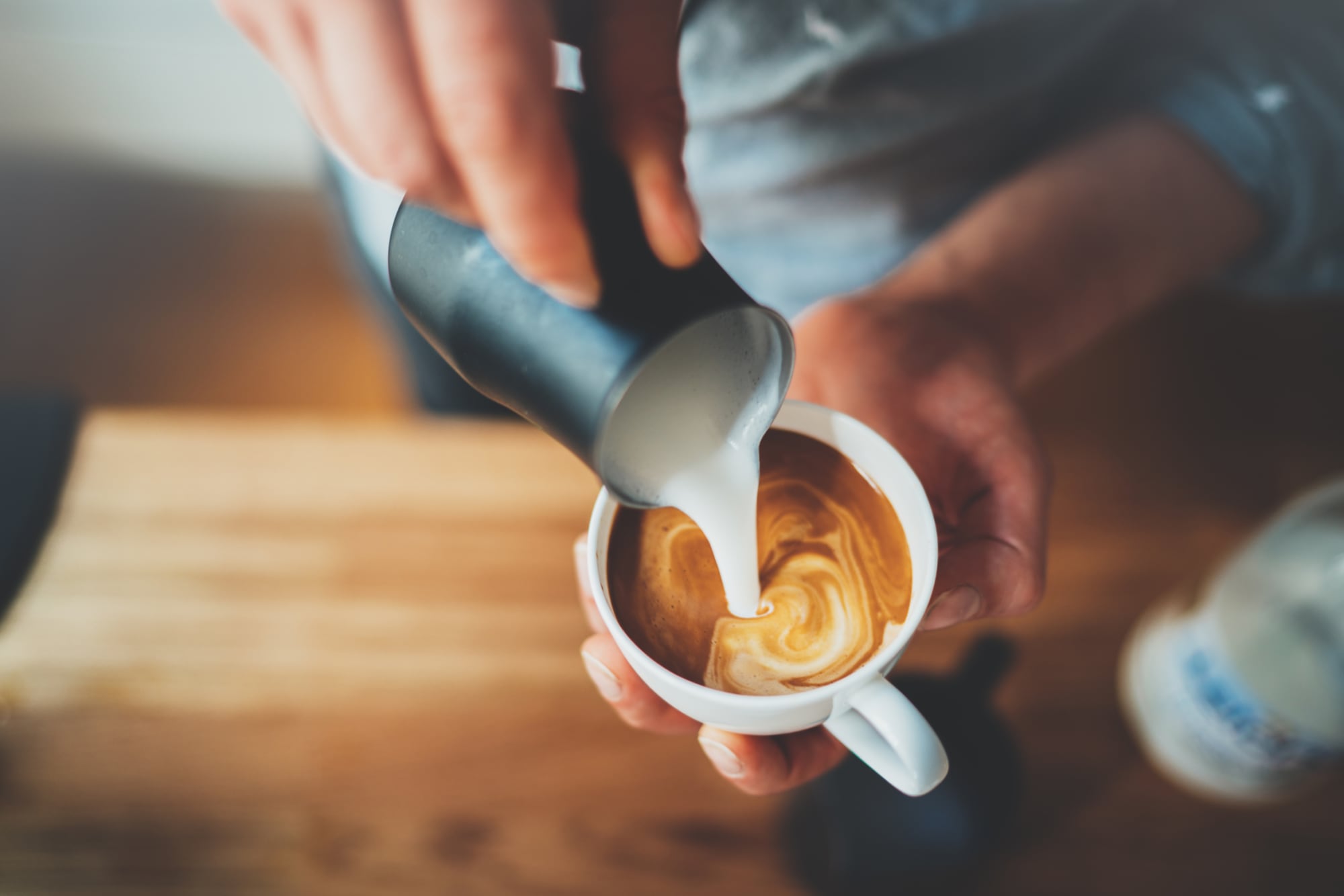 En adultos sanos se recomiendan 2 a 3 tazas de 200 ml al día, manteniendo la ingesta total de cafeína dentro de los 300 mg diarios