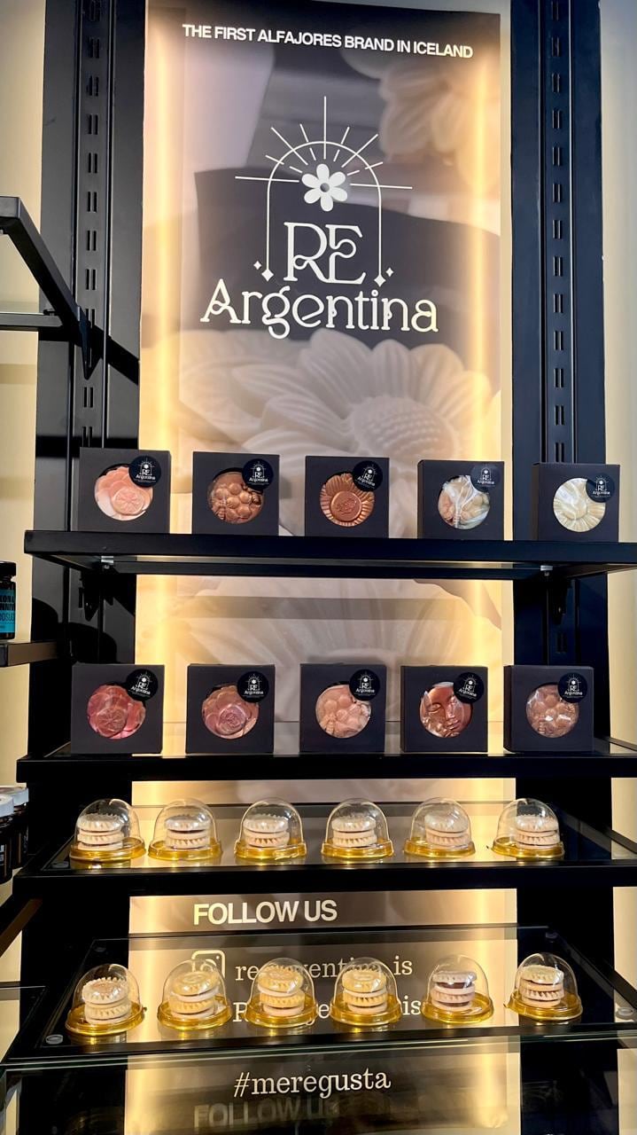 Los alfajores de Carla exhibidos en un local de Islandia.