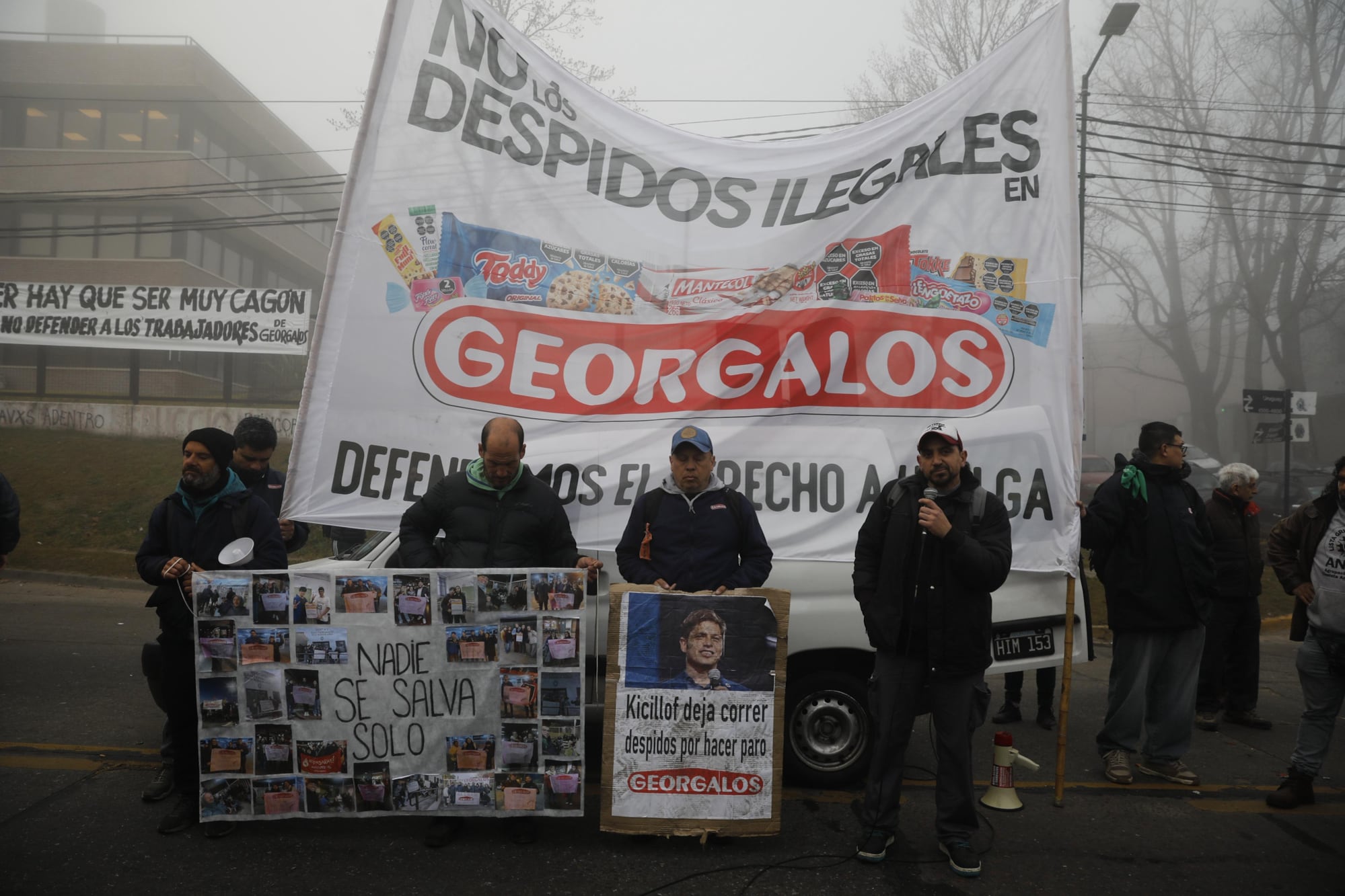 Trabajadores de la empresa Georgalos protestan en la puerta de la empresa en Panamericana a la altura de Victoria reclamando por la reincorporación de varios empleados despedidos